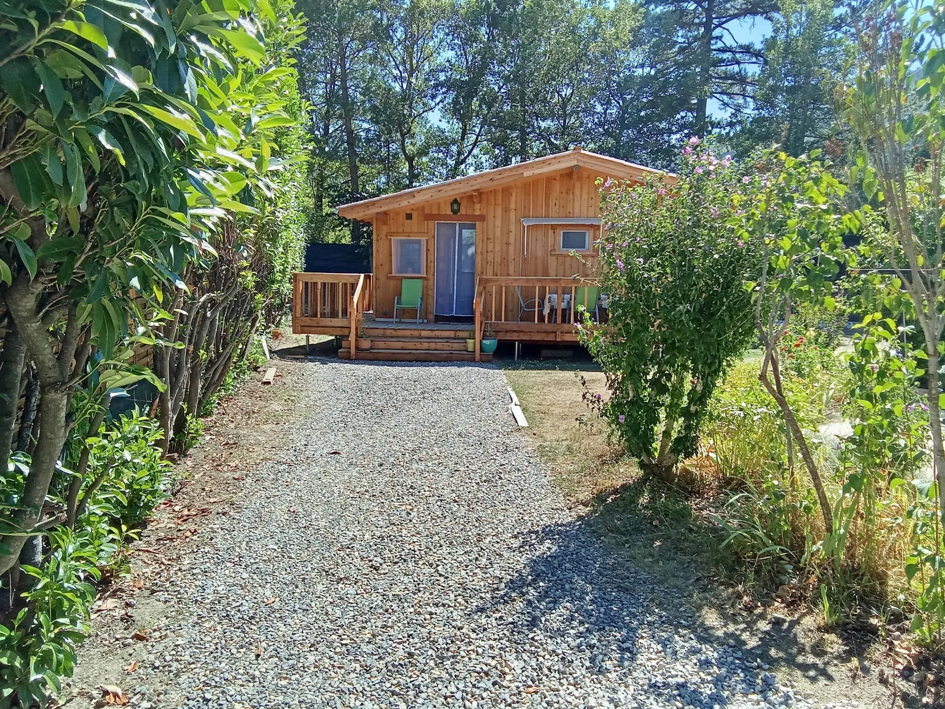 L’arrivée au chalet par l’allée, entre lauriers-roses et arbustes