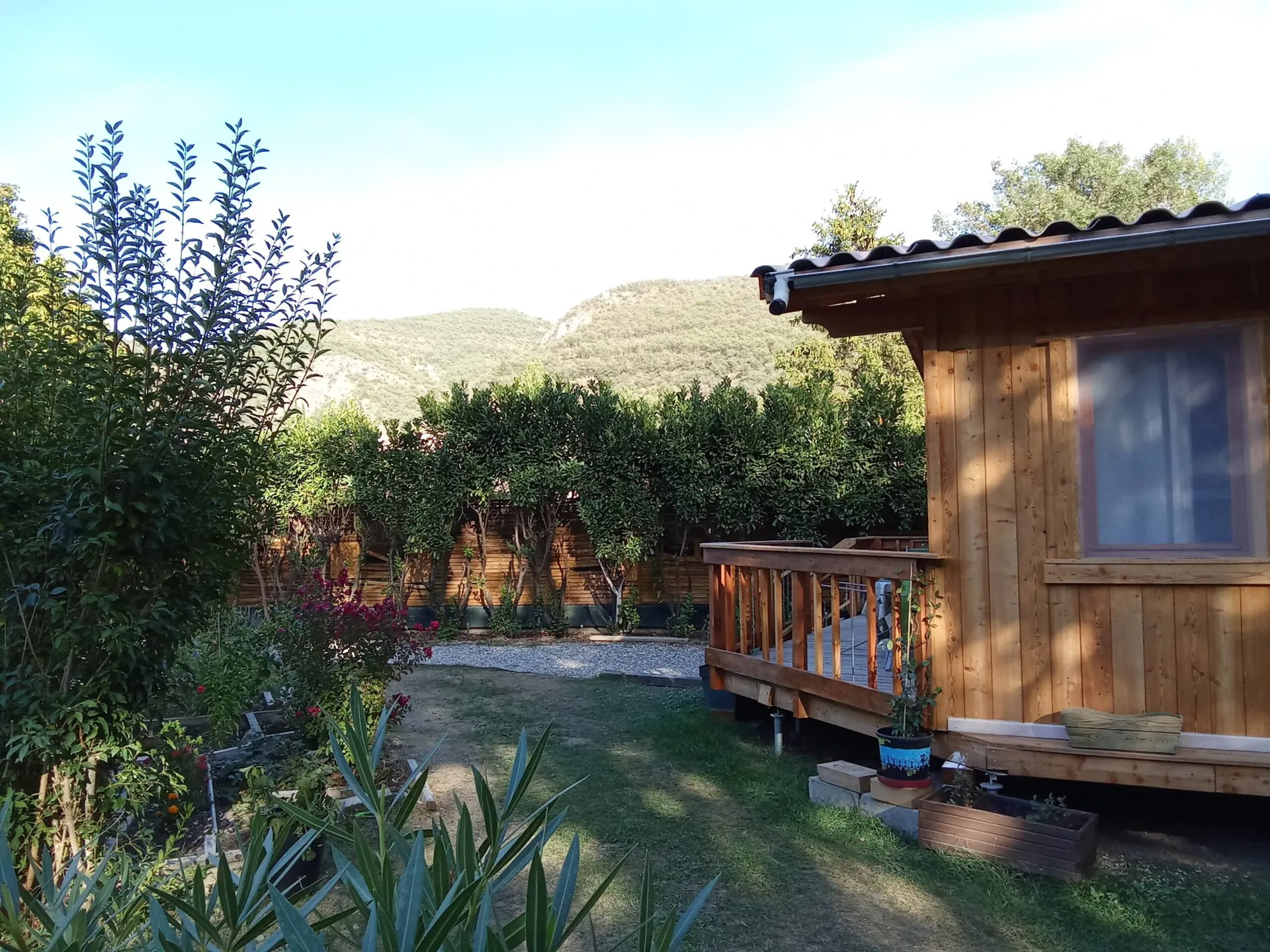 Le chalet et son jardin, les collines de Digne à l’horizon