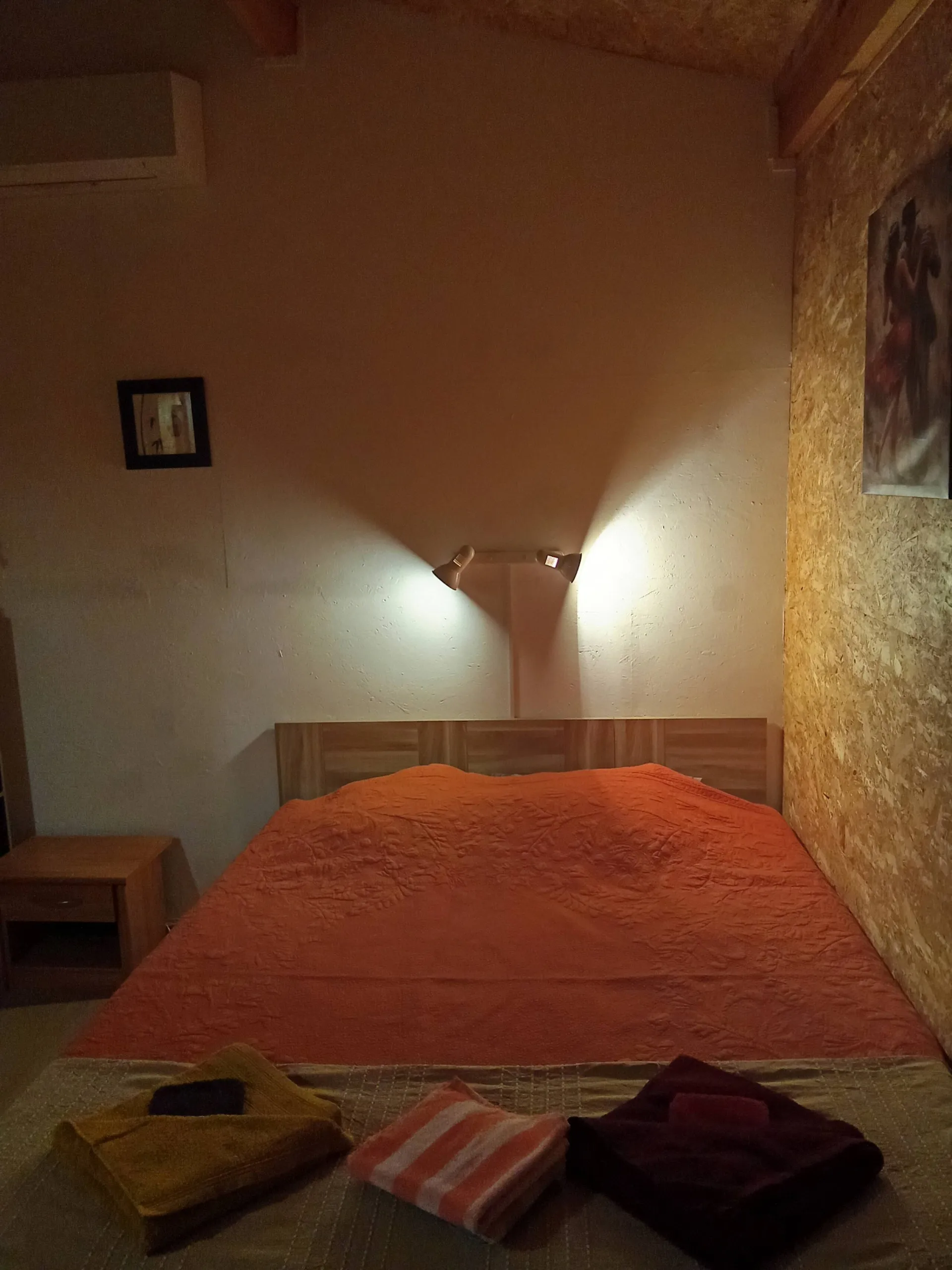 La chambre à la lumière douce des appliques