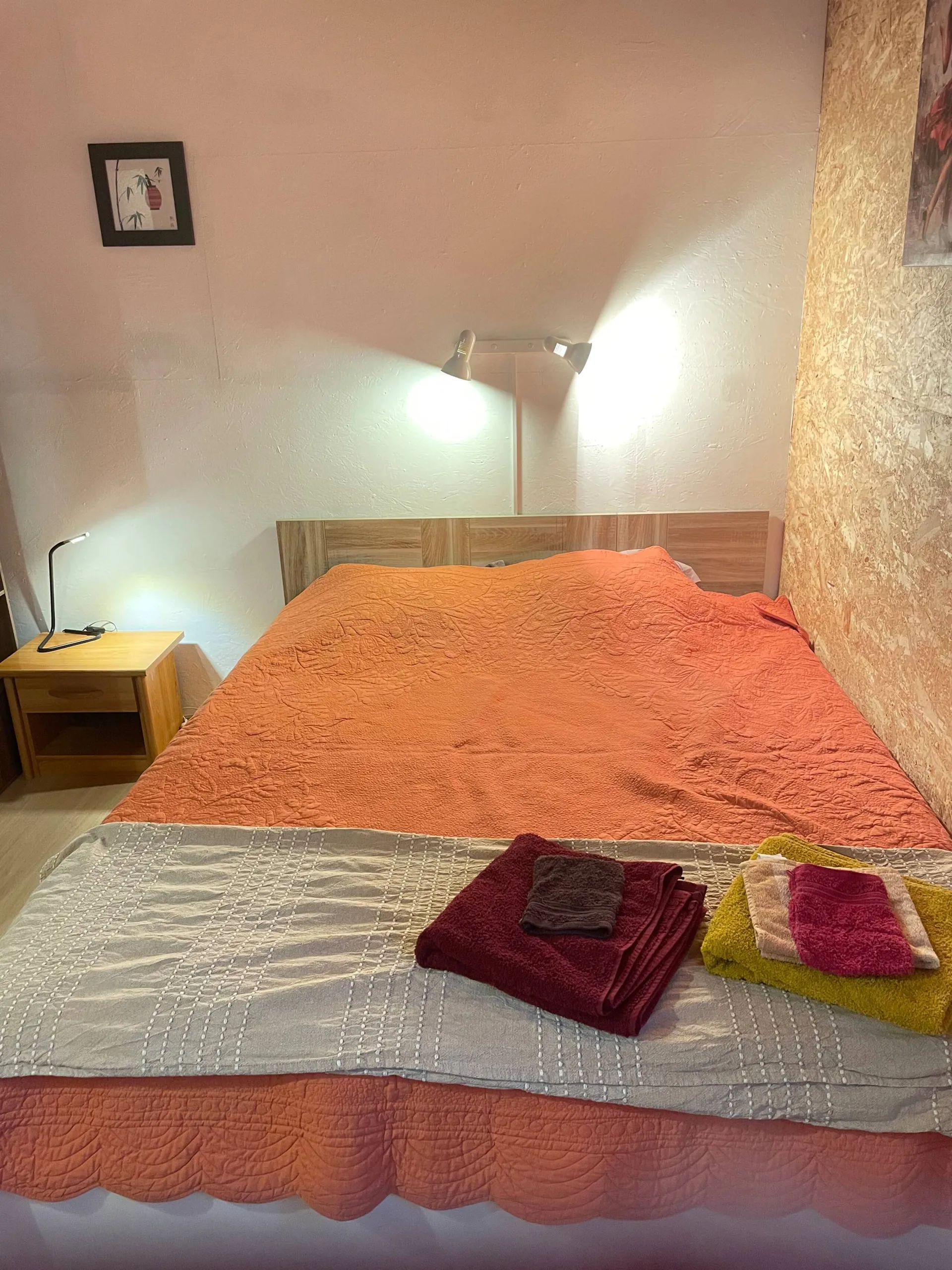 Le lit préparé, serviettes de toilette posées à l’arrivée