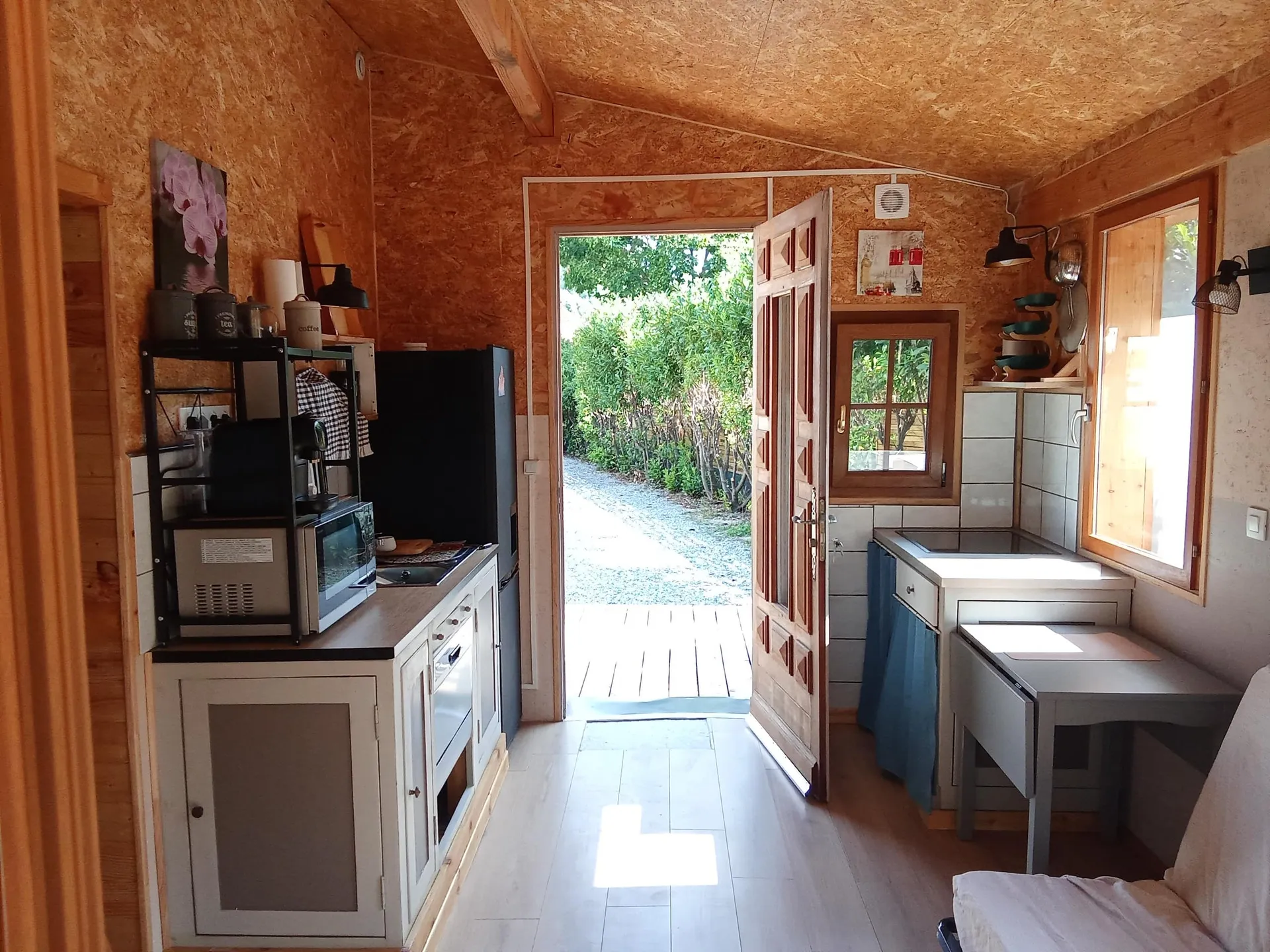 La cuisine et la porte ouverte sur l’allée