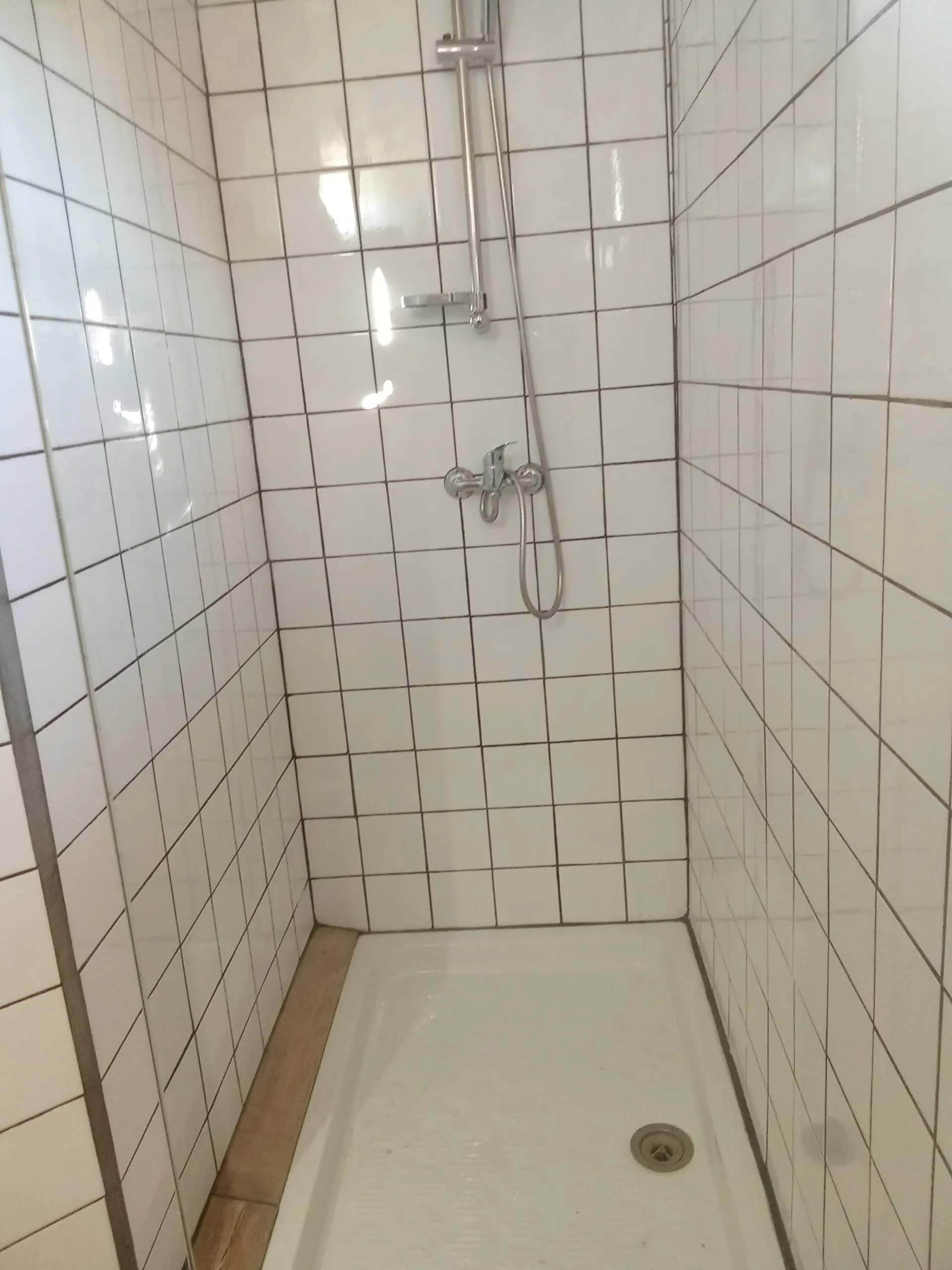 La douche carrelée de blanc