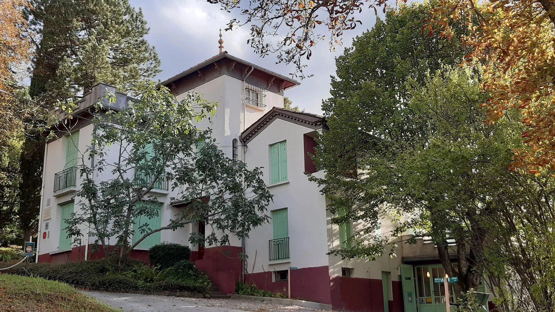 La maison d’Alexandra David-Néel, façade blanche aux volets verts entre les arbres