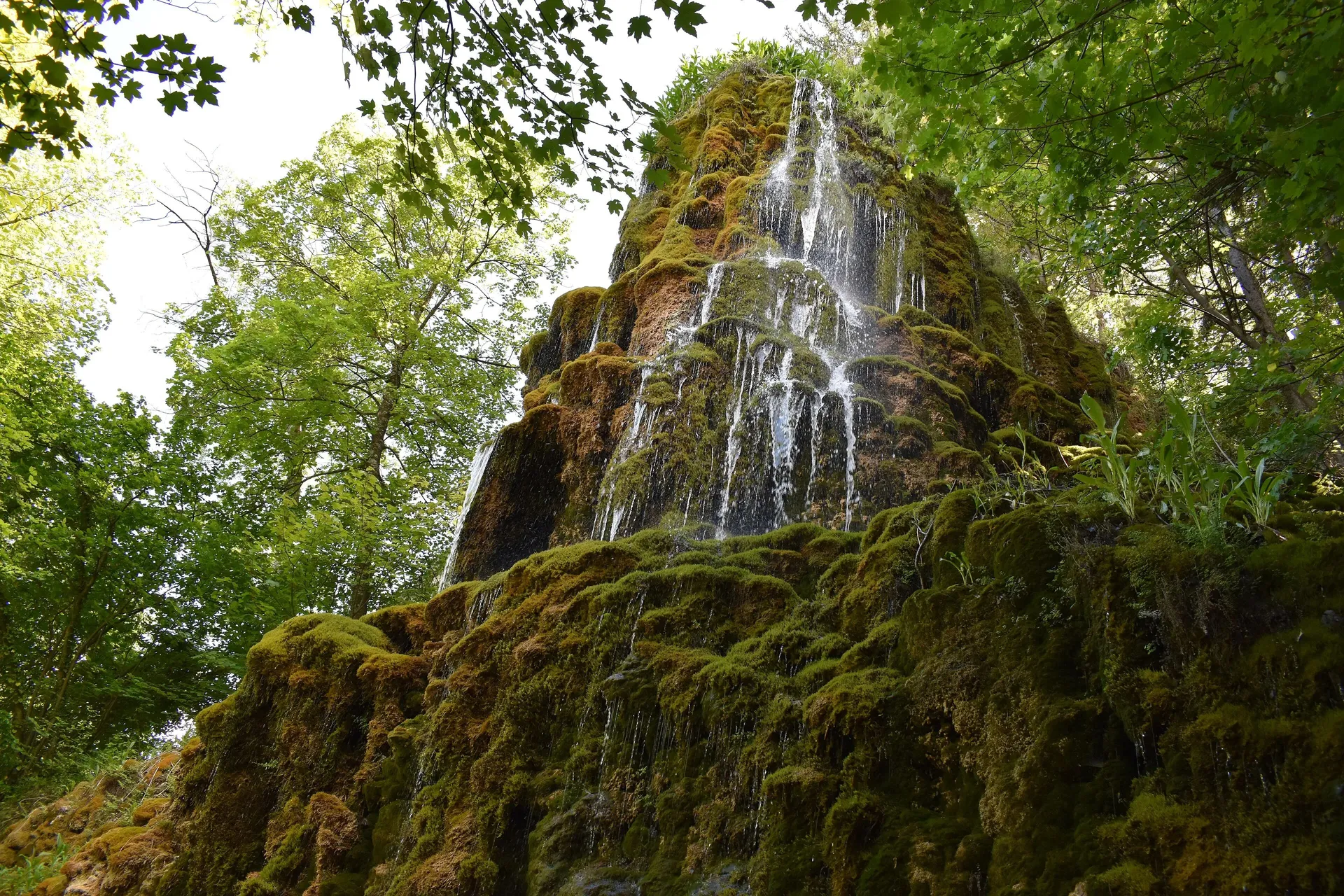 La grande cascade du Musée Promenade, un rideau d’eau sur un rocher couvert de mousse