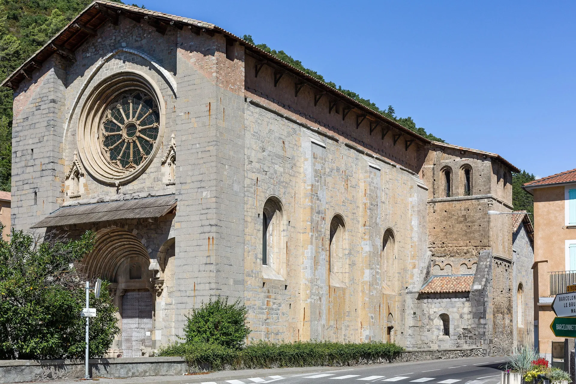 La cathédrale Notre-Dame-du-Bourg, sa rosace et ses murs de pierre
