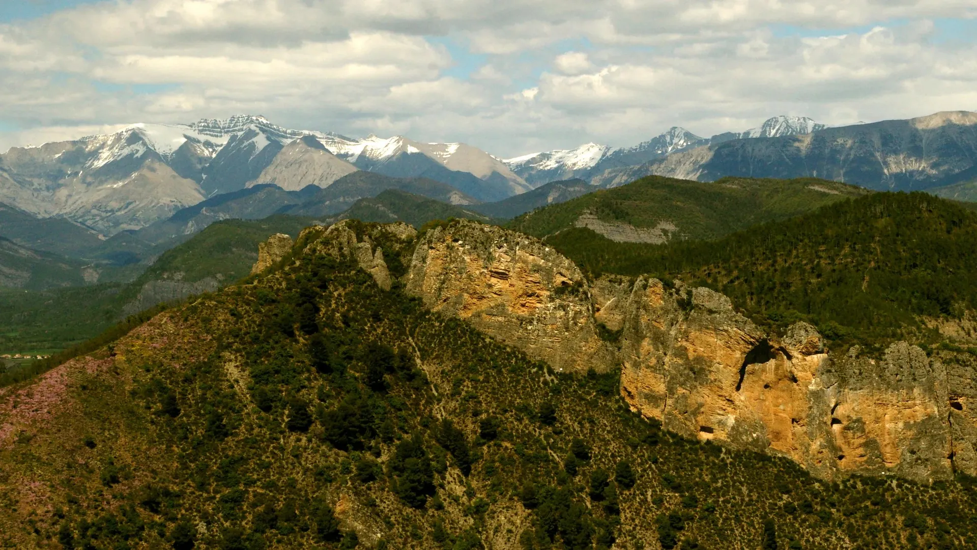 Les crêtes rocheuses au-dessus de Digne, les sommets enneigés des Alpes à l’horizon